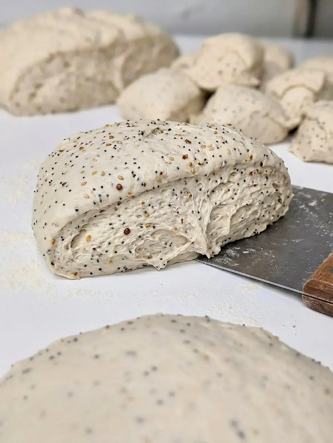 Pâte au levain naturel et aux graines, travaillée pour nos pizzas artisanales